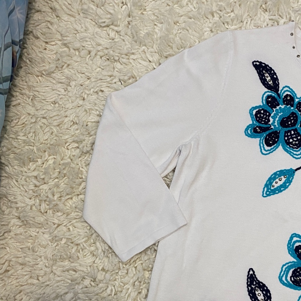Alfred Dunner Womens size medium White sweater Blue Floral Embroidery beaded ¥ - Picture 4 of 15